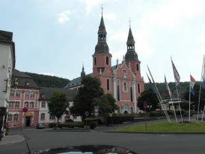 Prümr Basilika, Abteigebäude und Vorplatz